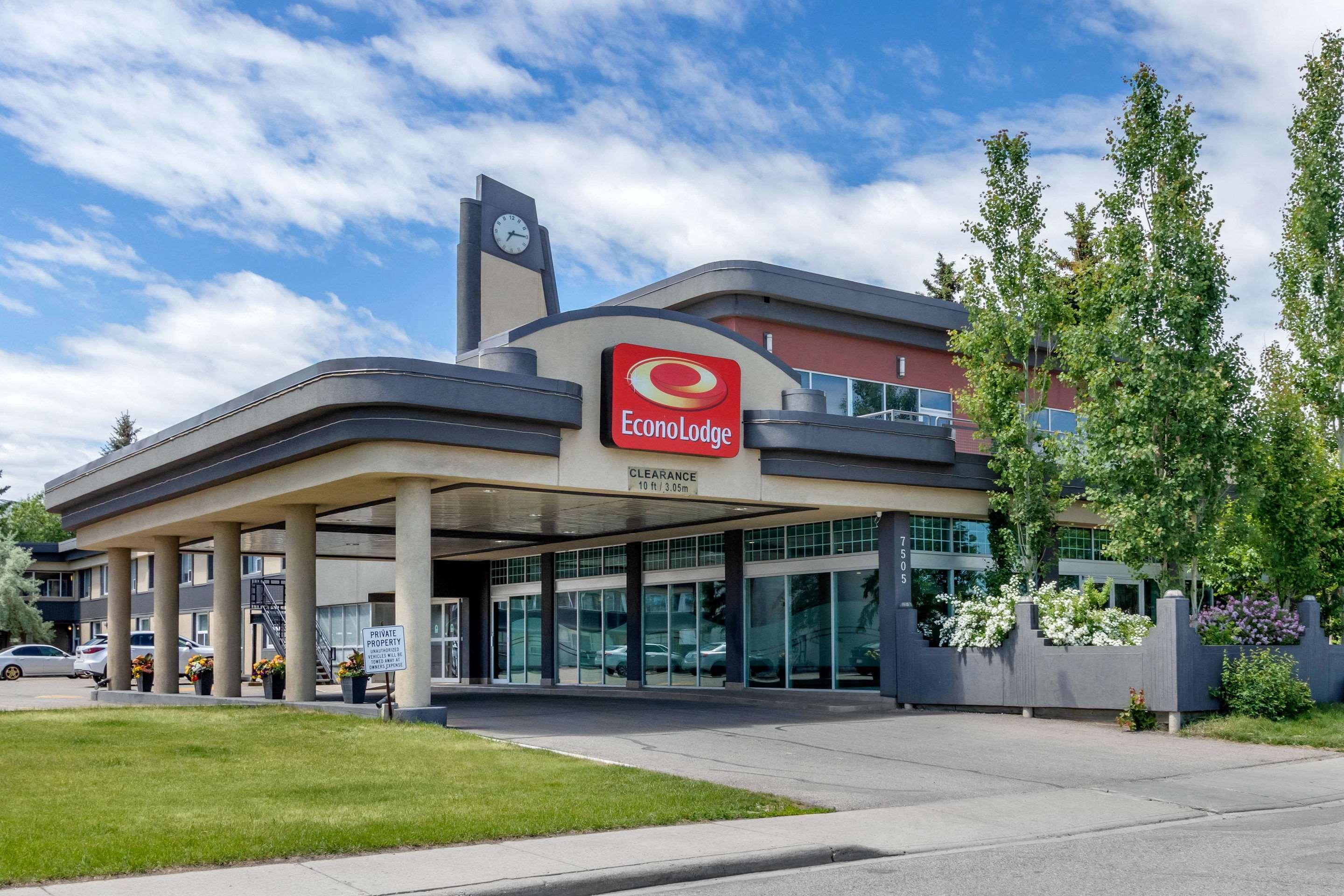 Super 8 By Wyndham Macleod Trail Calgary Hotel Exterior photo